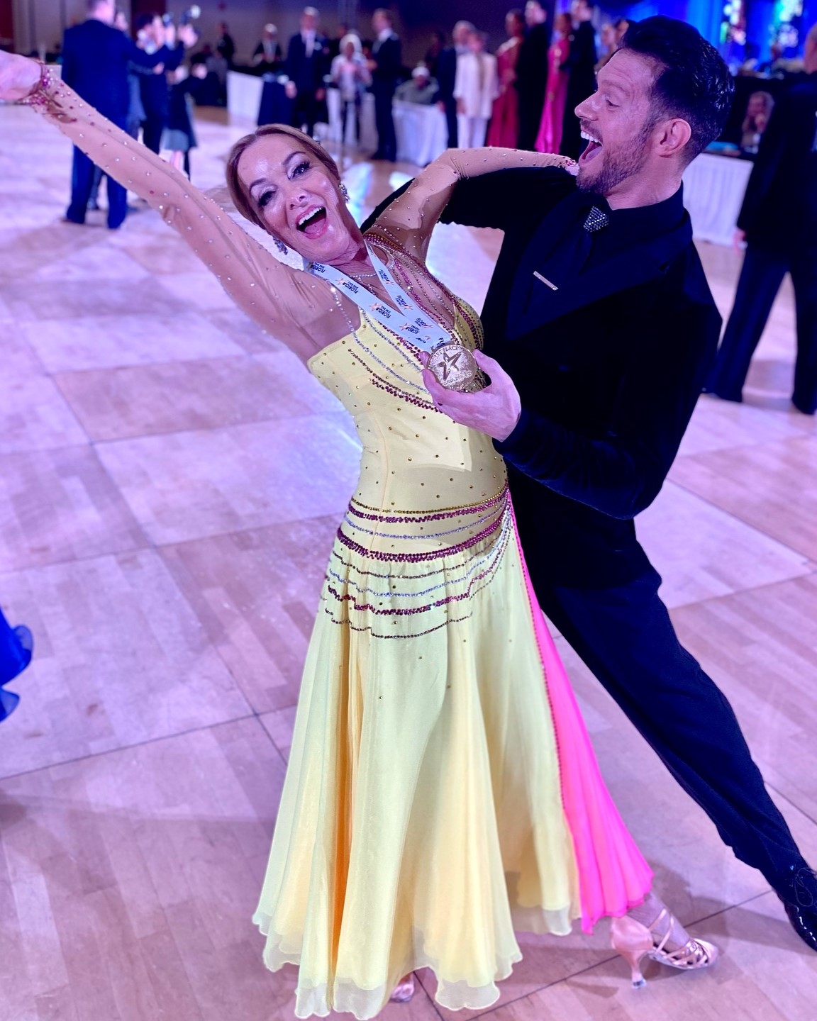 Smiling pair of dancers