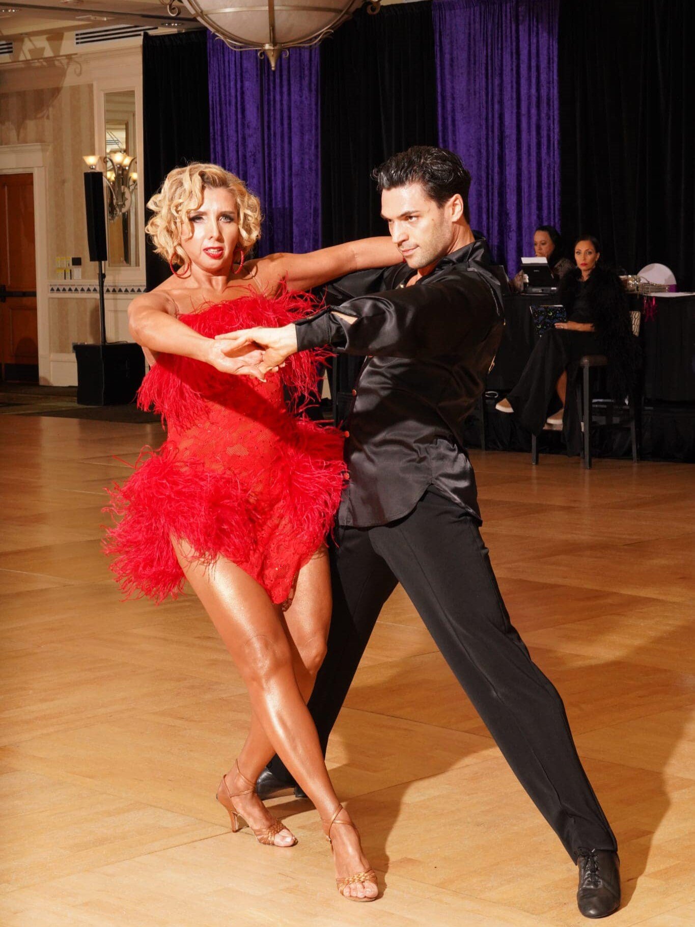 Pair of dancers dancing